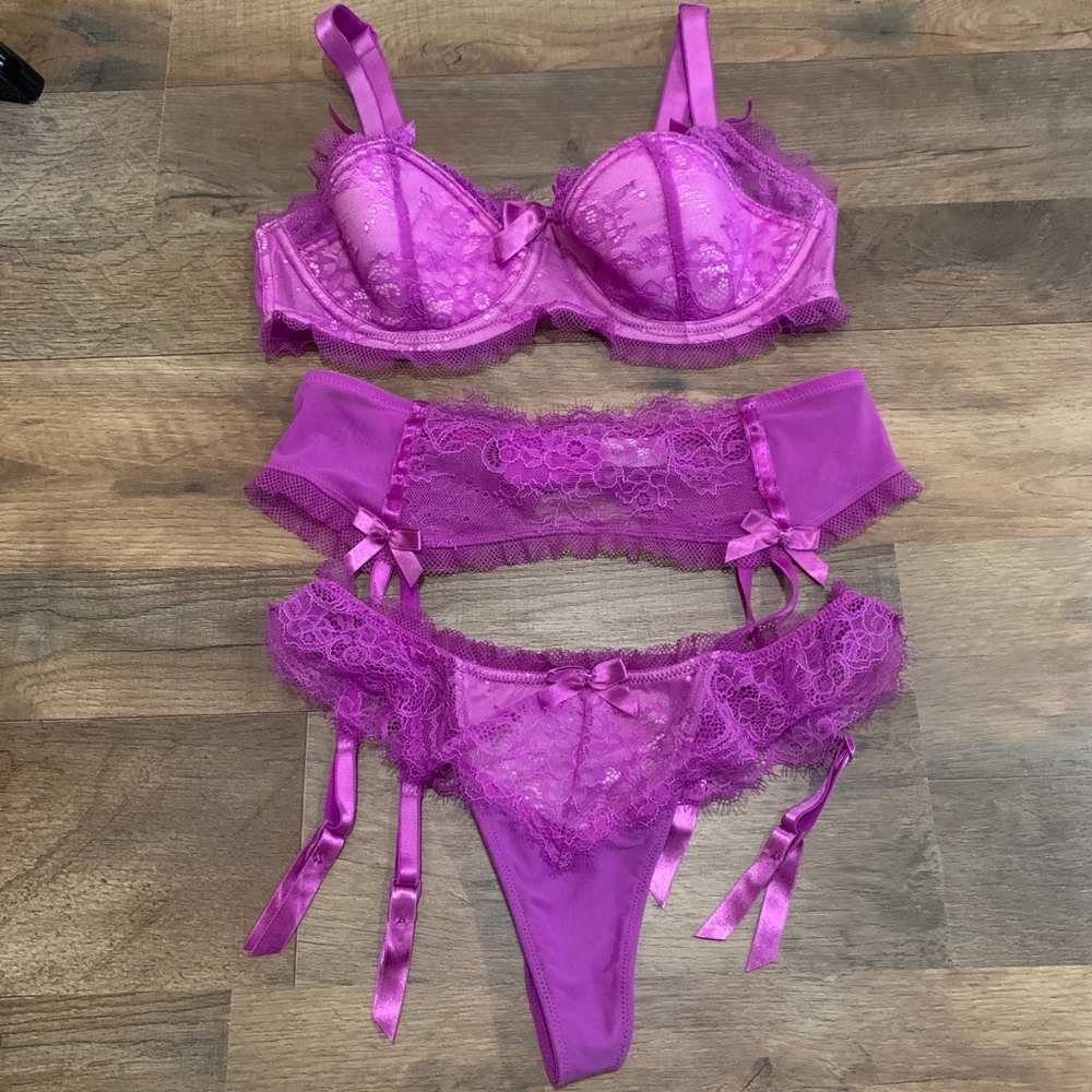 VS VINTAGE purple lace lingerie bra panty garter
